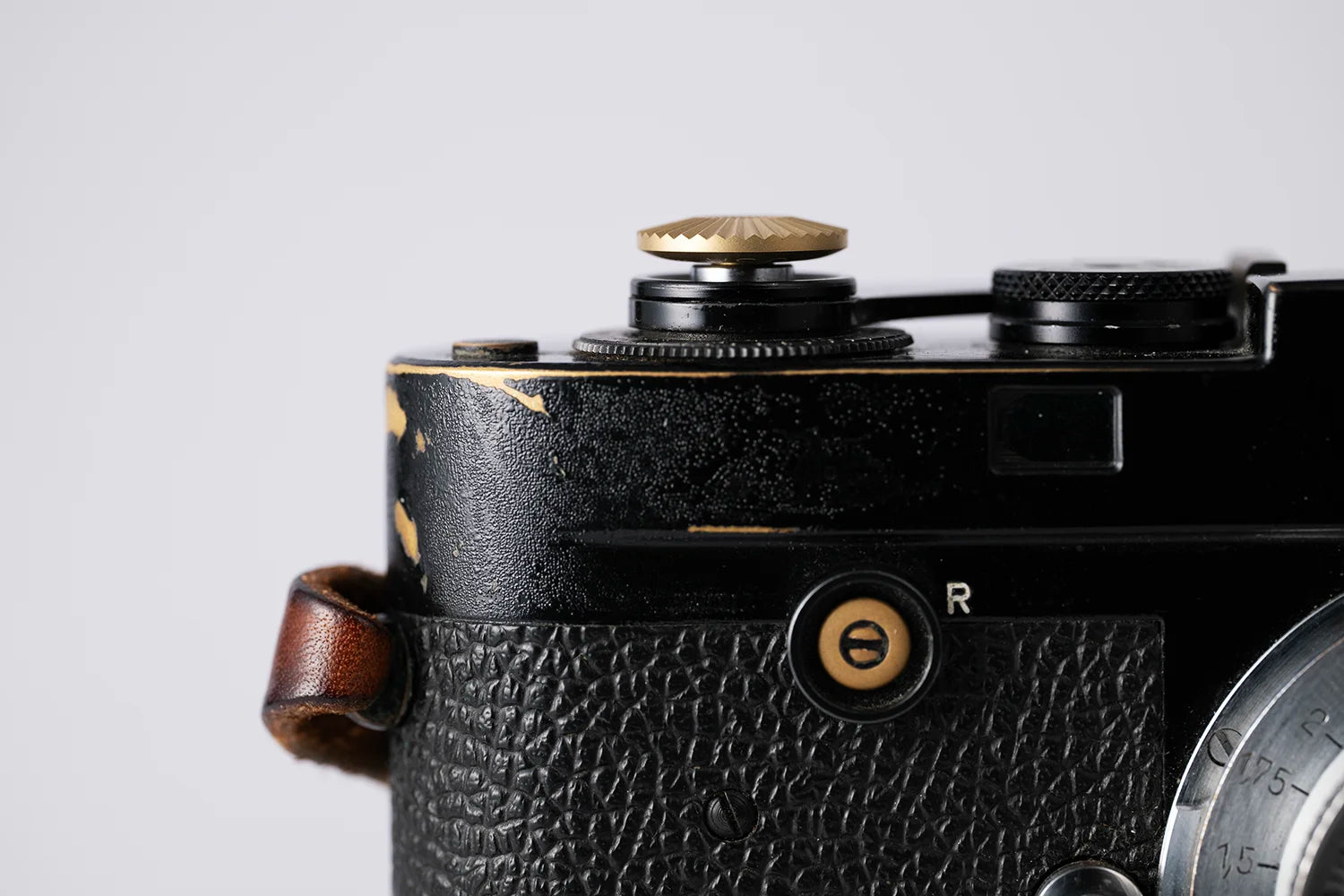 air-clicker-tahusa-soft-release-button-leica-rangefinder-camera-shutter-screw-thread-photography-accessory-brass-raw-gold-brassing-m2-film-camera-2