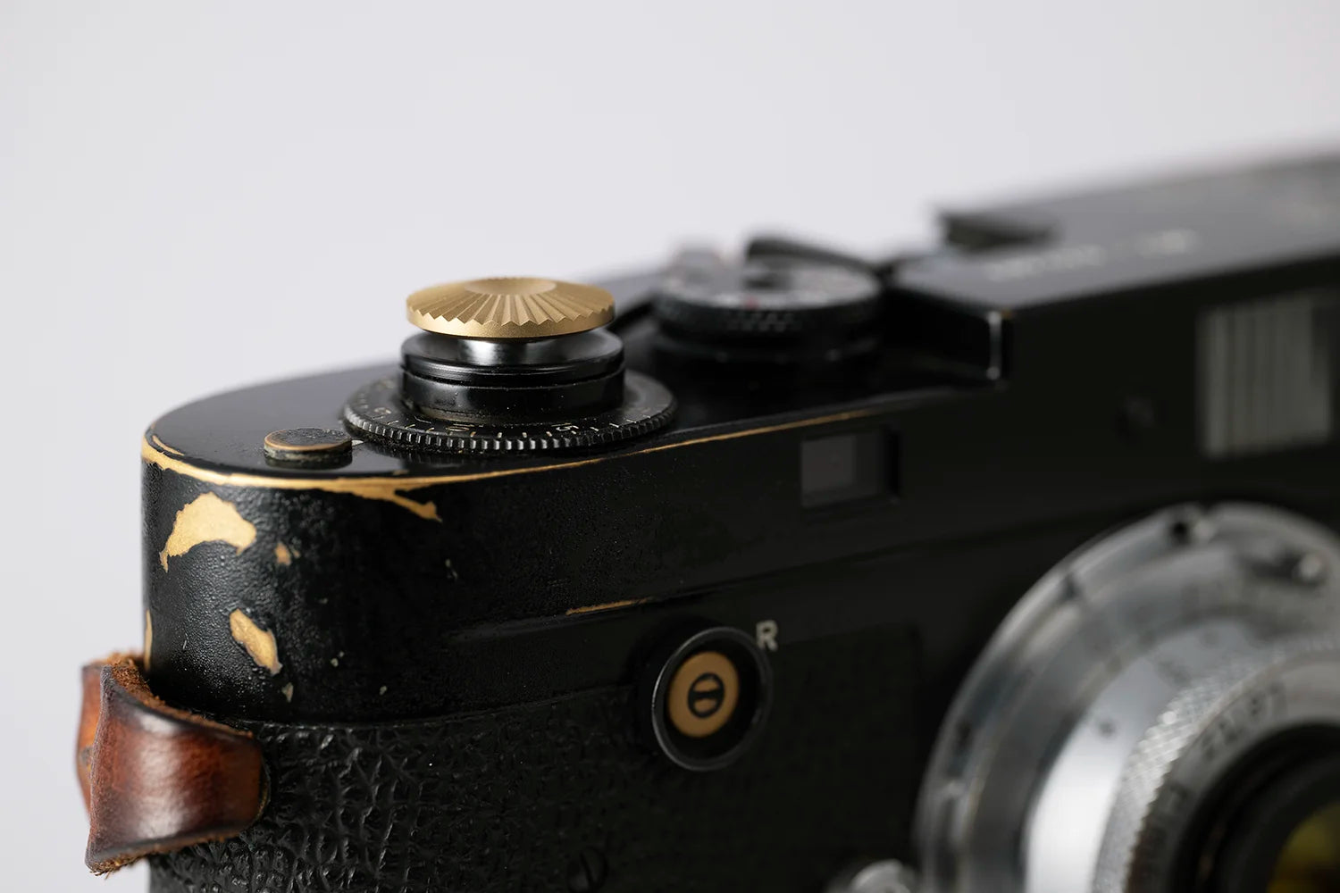 air-clicker-tahusa-soft-release-button-leica-rangefinder-camera-shutter-screw-thread-photography-accessory-brass-raw-gold-brassing-m2-film-camera
