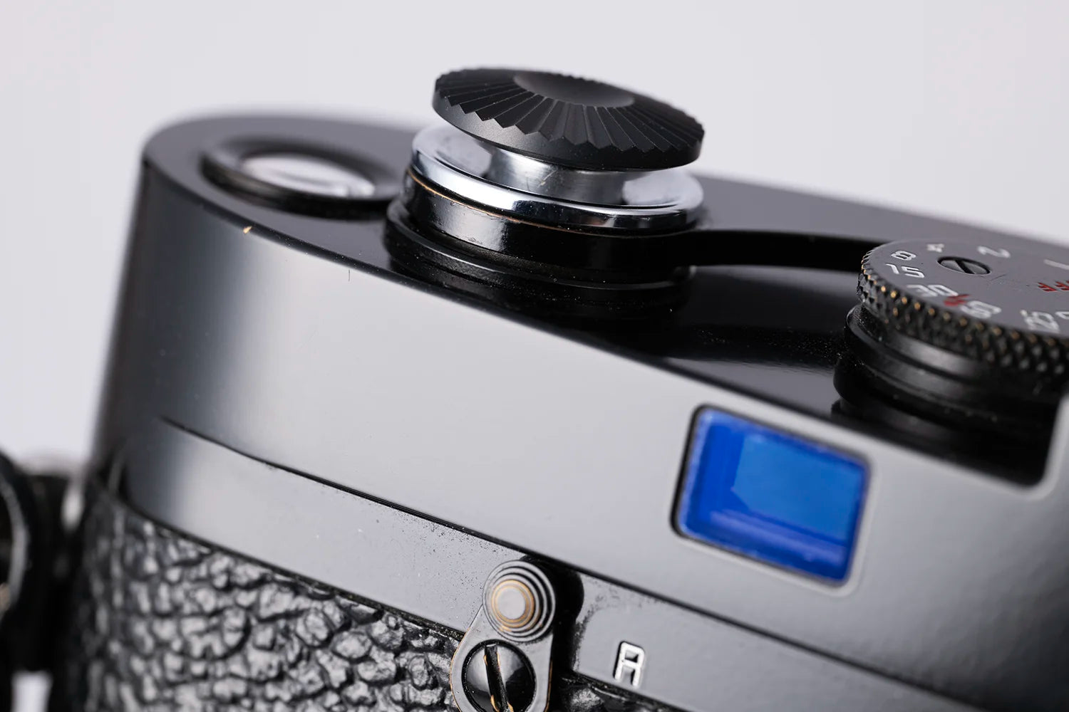 air-clicker-tahusa-soft-release-button-leica-rangefinder-camera-shutter-screw-thread-photography-accessory-titanium-anodized-black-dark-leica-mp-camera-3