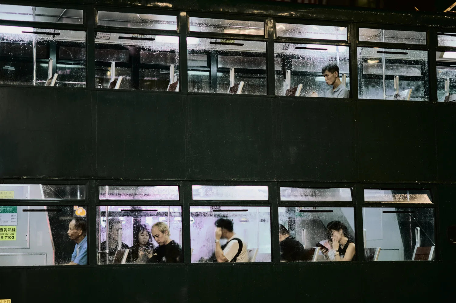 best-places-for-street-photography-in-hong-kong-meet-up-local-photographer-decker-tram-passengers-night-illuminated