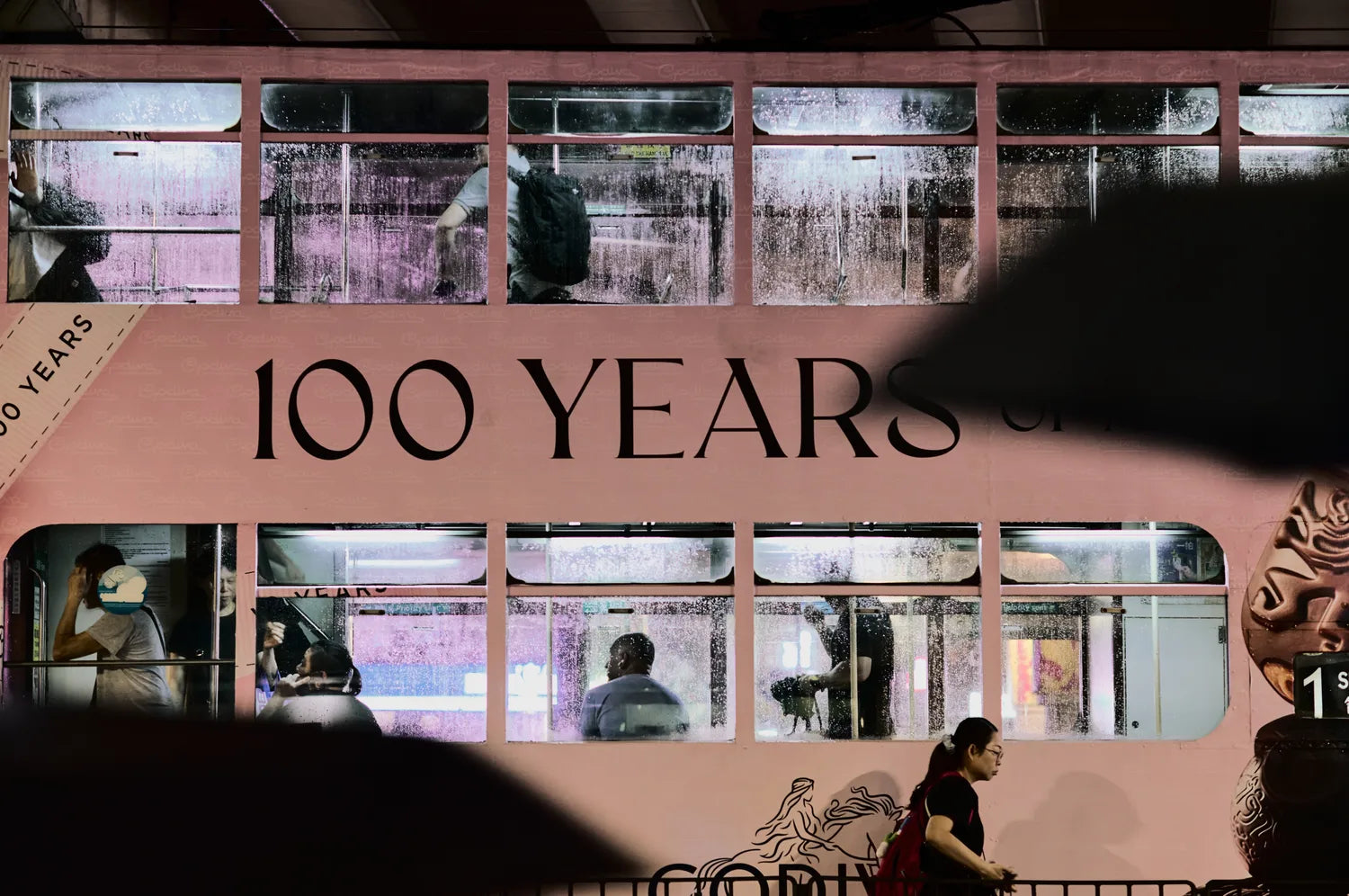 best-places-for-street-photography-in-hong-kong-meet-up-local-photographer-double-decker-tram-100-years-advertisement-night