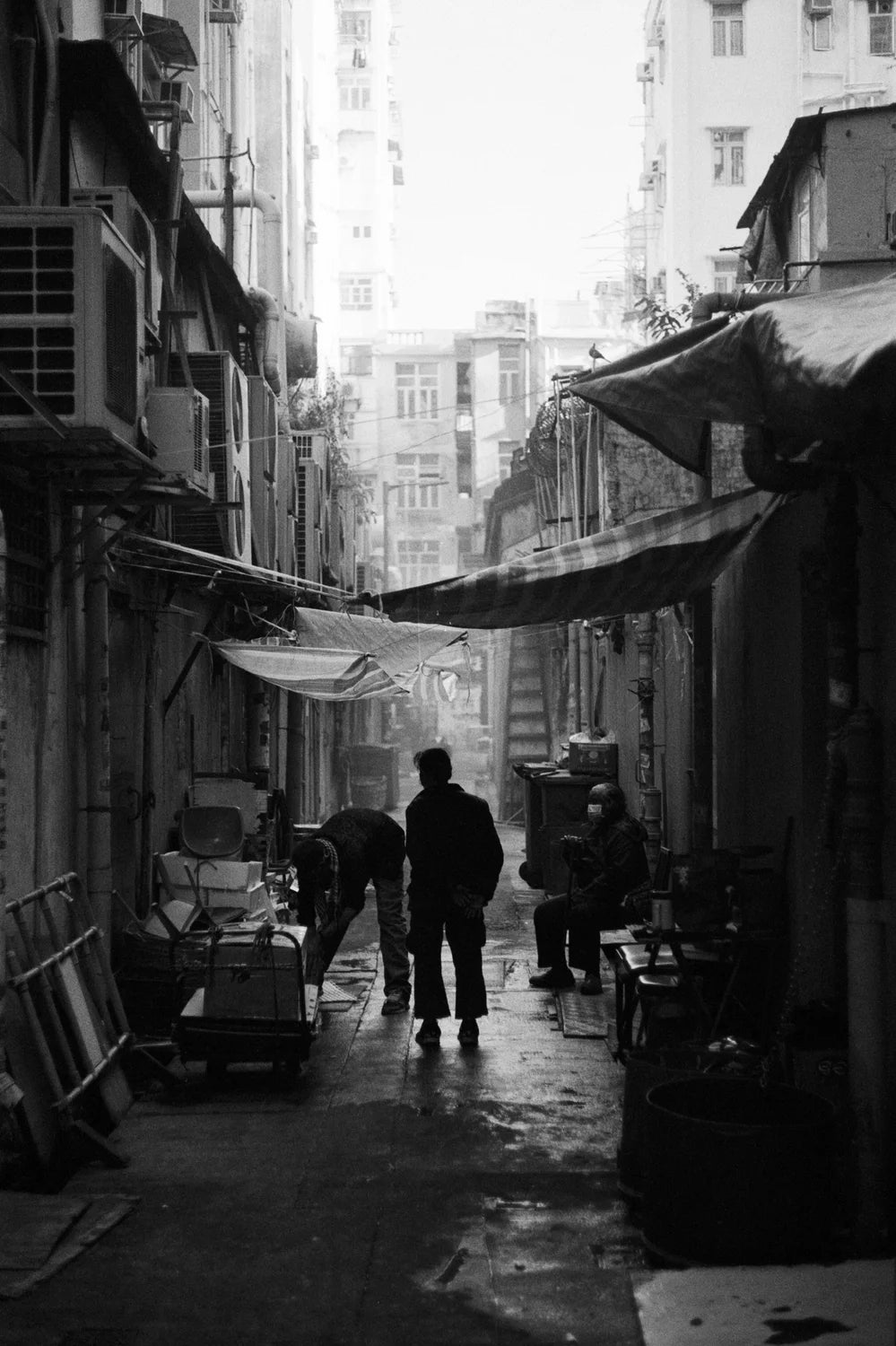 best-places-for-street-photography-in-hong-kong-sham-shui-po-alley-silhouette-people-walking-atmospheric