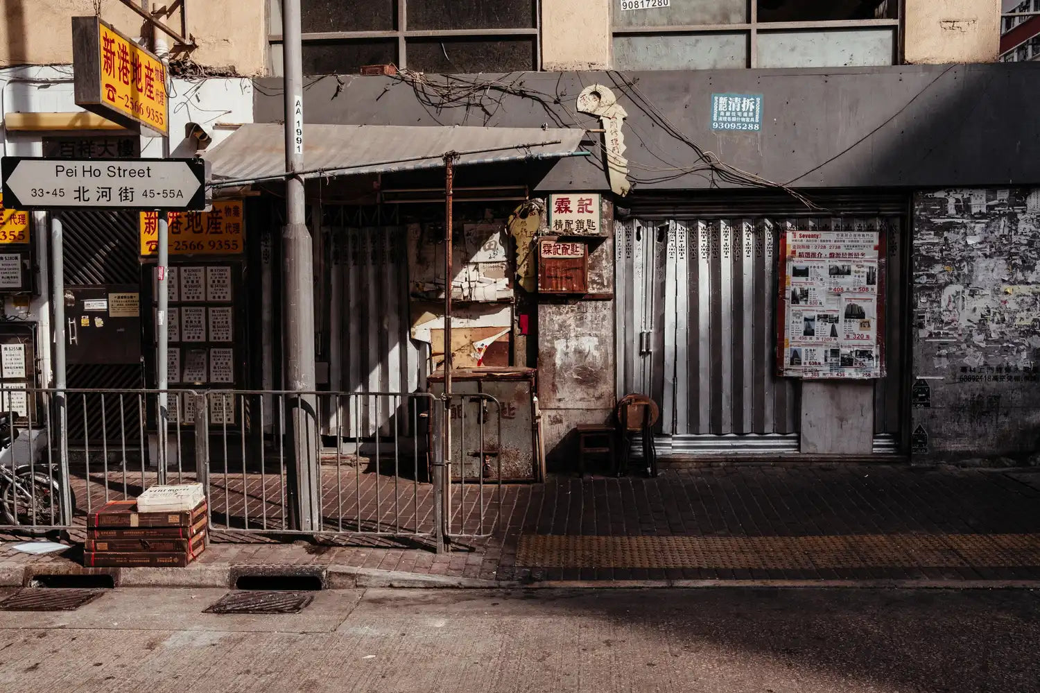 best-places-for-street-photography-in-hong-kong-sham-shui-po-pat-ho-street-corner-shuttered-shops-morning