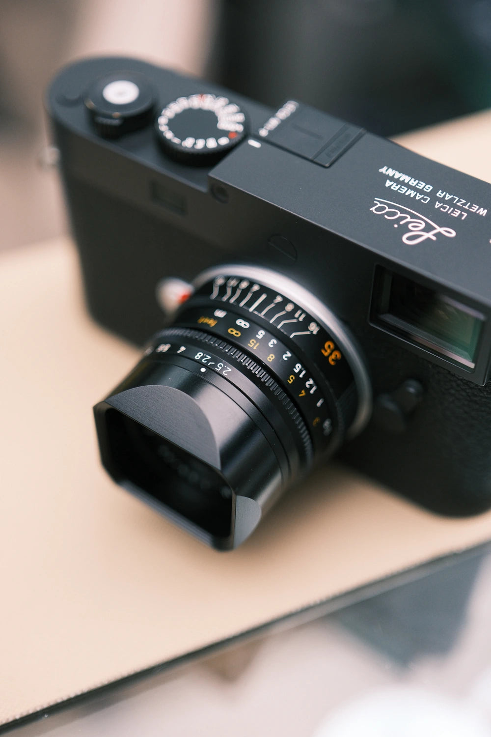 leica-summarit-35mm-2.5-50mm-50-lens-hood-camera-accessories-tahusa-leica-black-leica-m-35mm-square-lens-hood-close-up-lens-aperture-ring-portrait