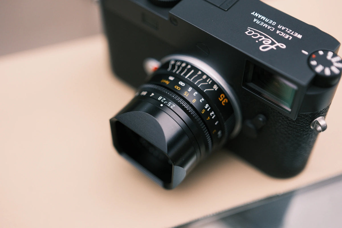leica-summarit-35mm-2.5-50mm-50-lens-hood-camera-accessories-tahusa-leica-black-leica-m-35mm-square-lens-hood-close-up-lens-aperture-ring-portrait