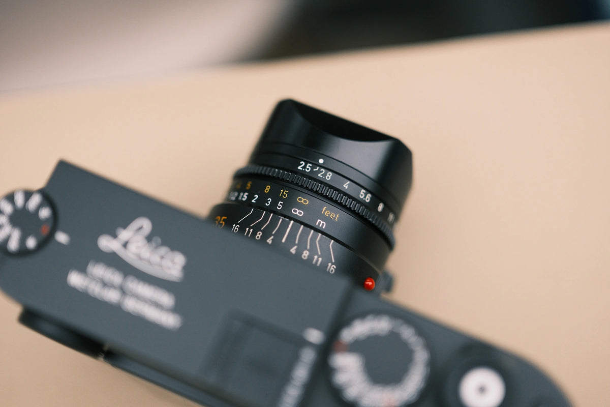 leica-summarit-35mm-2.5-50mm-50-lens-hood-camera-accessories-tahusa-leica-black-leica-m-35mm-square-lens-hood-close-up-lens-aperture-ring-portrait