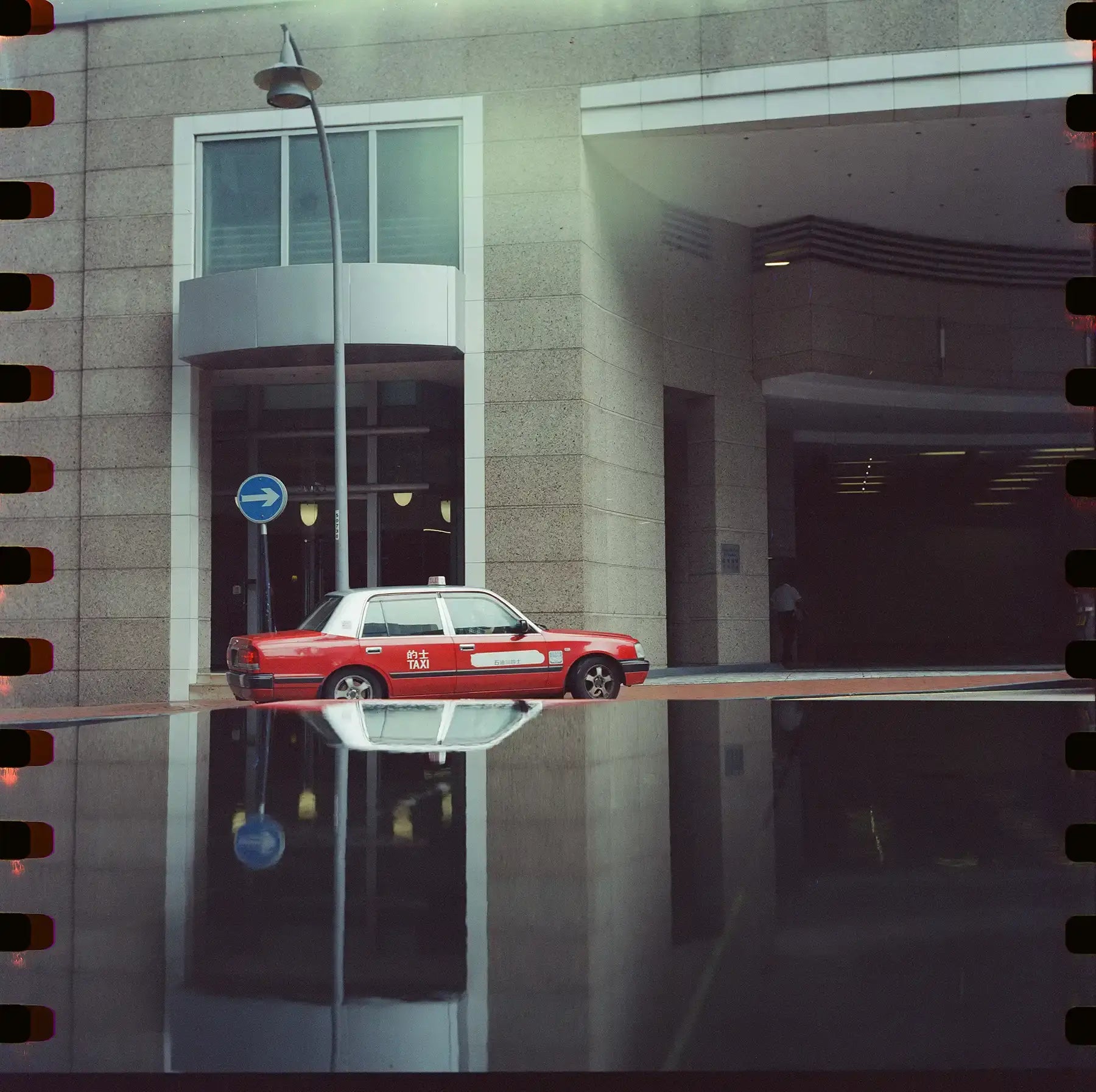 reflx-lab-500T-120-medium-format-kodak-vision-3-5219-ecn2-motion-picture-film-negative-color-6x6-review-experience-impression-rolleiflex-2.8f-planar-water-reflection-taxi-hong-kong-co