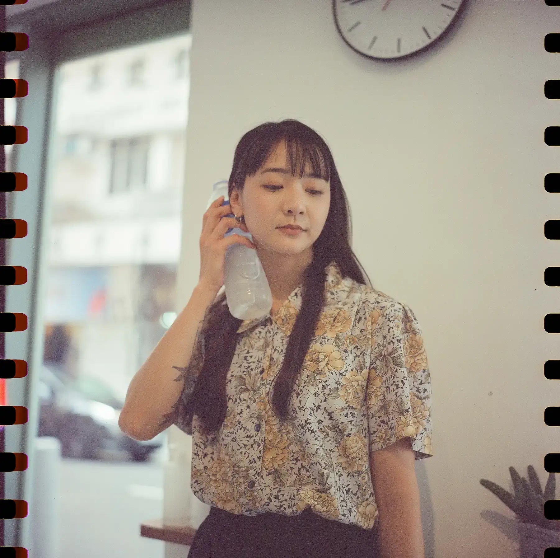 reflx-lab-500T-120-medium-format-kodak-vision-3-5219-ecn2-motion-picture-film-negative-color-sprocket-holes-6x6-review-experience-impression-rolleiflex-2.8f-planar-candy-holding-water