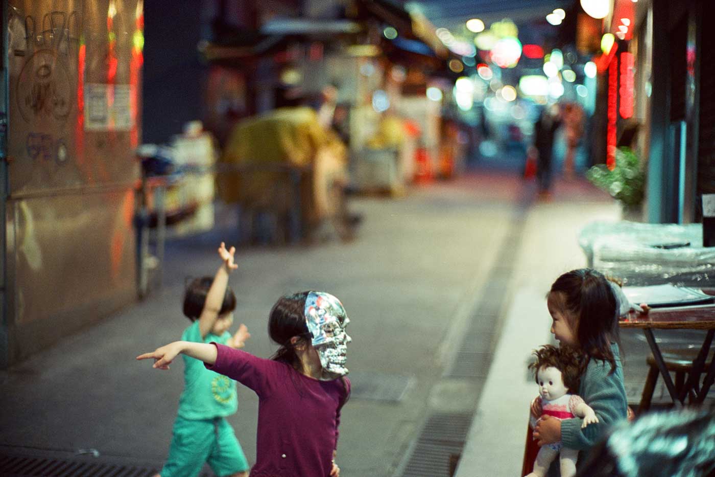 analog-film-review-kodak-vision3-vision-3-5219-7219-500T-800T-tungsten-photography-hk-night-central-near-kids-playing-skeleton-mask-bokeh-creamy-noctilux-50mm-f1.0-f1-e58-v1