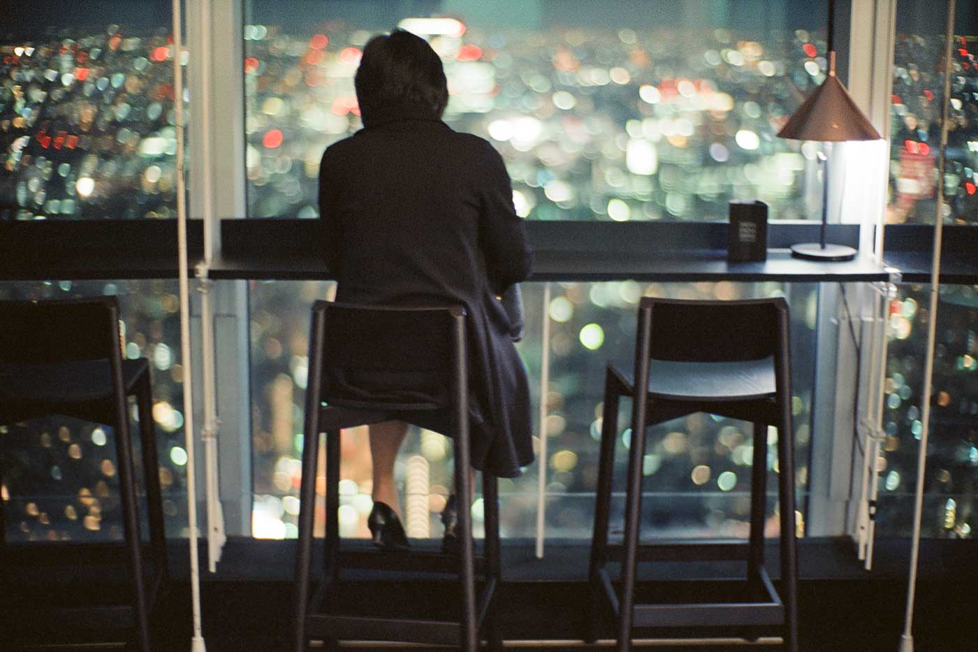 analog-film-review-kodak-vision3-vision-3-5219-7219-500T-800T-tungsten-photography-tokyo-japan-museum-night-view-bokeh-lady-sitting-there-alone-noctilux-50mm-f1.0-f1-50-v4-build-in-ho