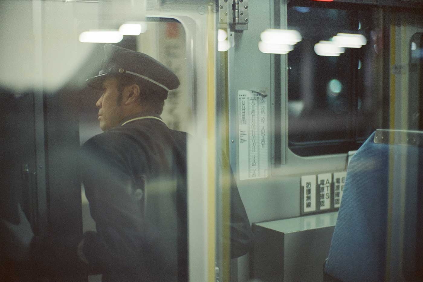 analog-film-review-kodak-vision3-vision-3-5219-7219-500T-800T-tungsten-photography-tokyo-japan-night-train-conductor-checking-JR-line-noctilux-50mm-f1.0-f1-50-v4-build-in-hood-e60