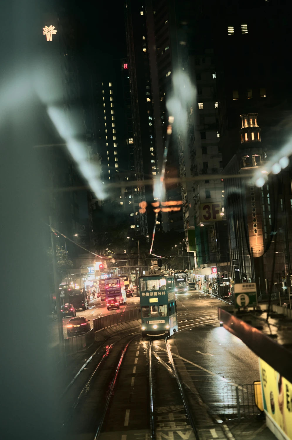 best-places-for-street-photography-in-hong-kong--meet-up-local-photographer-night-street-wet-glass-tram-city-lights