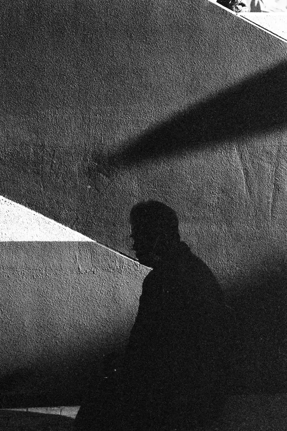 best-places-for-street-photography-in-hong-kong-sham-shui-po-dramatic-shadow-man-staircase-wall