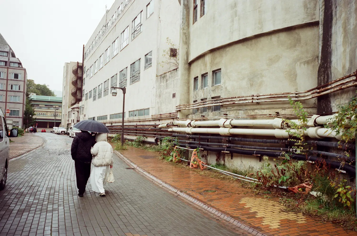 reflx-lab-320d-ahu-vision-3-kodak-250D-no-remjet-color-negative-film-photo-c41-ecn2-couple-umbrella-rain-industrial-pipes