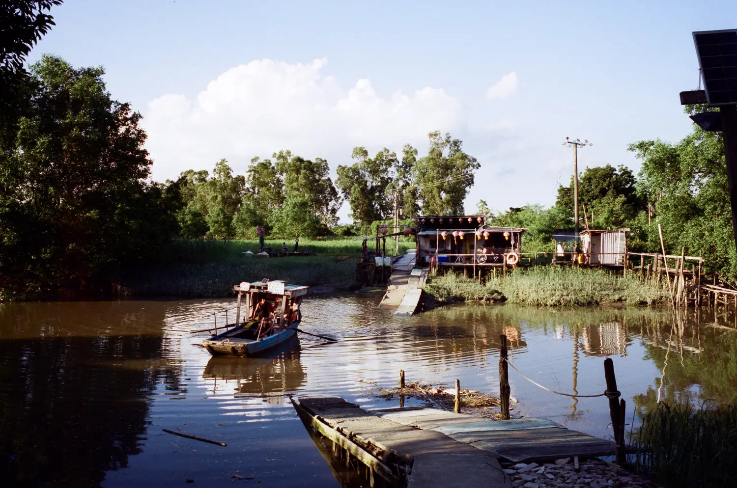 reflx-lab-320d-ahu-vision-3-kodak-250D-no-remjet-color-negative-film-photo-c41-ecn2-river-boats-tropical-dock